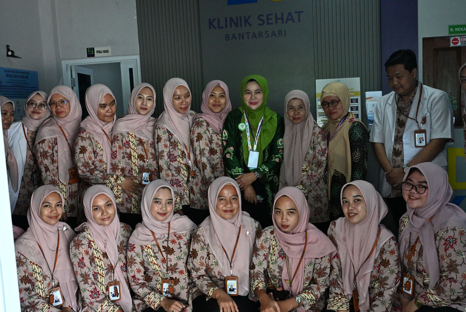 Tim tenaga kesehatan Klinik Sehat